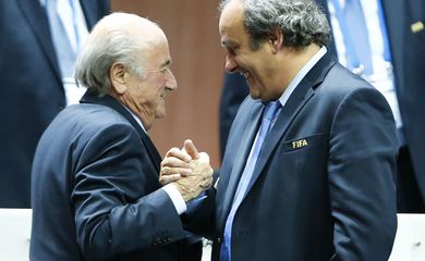 O ex-presidente da Fifa Joseph Blatter e o ex-presidente da Uefa Michel Platini devem comparecer a um tribunal suíço, hoje, 8, , para enfrentar acusações de corrupção que provocaram a queda de ambos da cúpula do futebol mundial