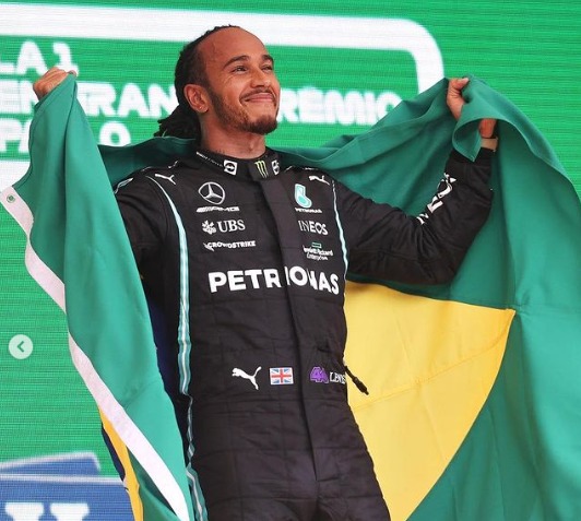 Piloto Lewis Hamilton recebe título honorário de cidadão brasileiro